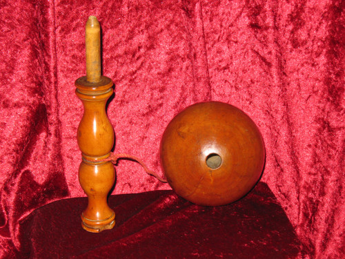 Large honey-coloured turned boxwood "Bilboquet" from the 19th century