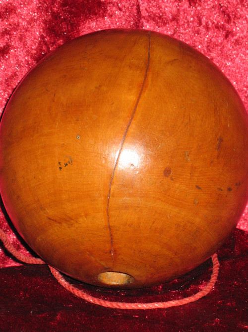 Large honey-coloured turned boxwood "Bilboquet" from the 19th century