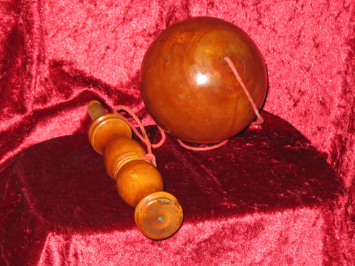 Large honey-coloured turned boxwood "Bilboquet" from the 19th century