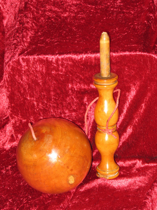 Large honey-coloured turned boxwood "Bilboquet" from the 19th century