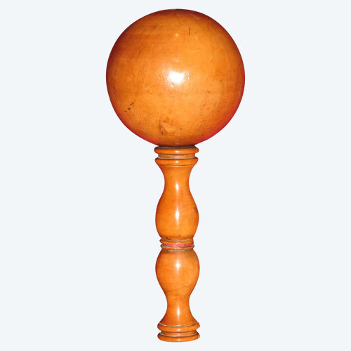 Large honey-coloured turned boxwood "Bilboquet" from the 19th century