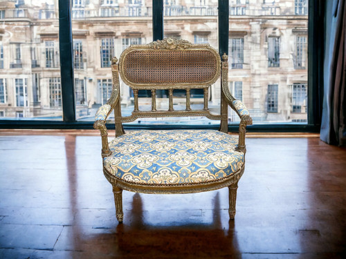 FAUTEUIL " DIT MARQUISE " DE STYLE LOUIS XVI EN BOIS PATINÉ ET SCULPTÉ DU XIXe