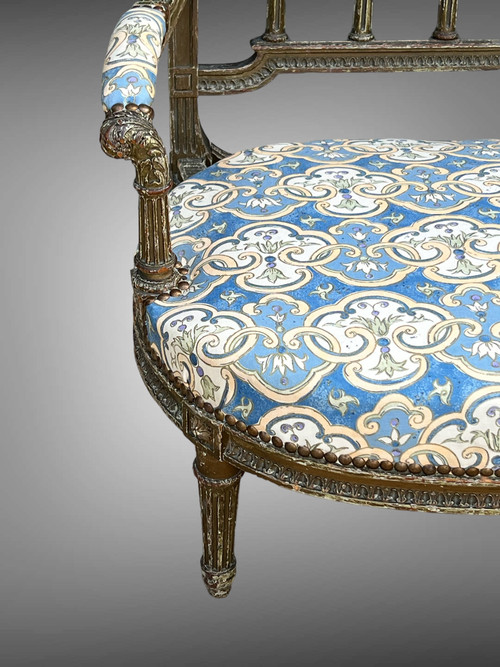 FAUTEUIL " DIT MARQUISE " DE STYLE LOUIS XVI EN BOIS PATINÉ ET SCULPTÉ DU XIXe