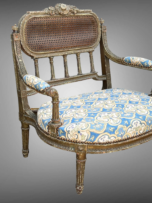 FAUTEUIL " DIT MARQUISE " DE STYLE LOUIS XVI EN BOIS PATINÉ ET SCULPTÉ DU XIXe