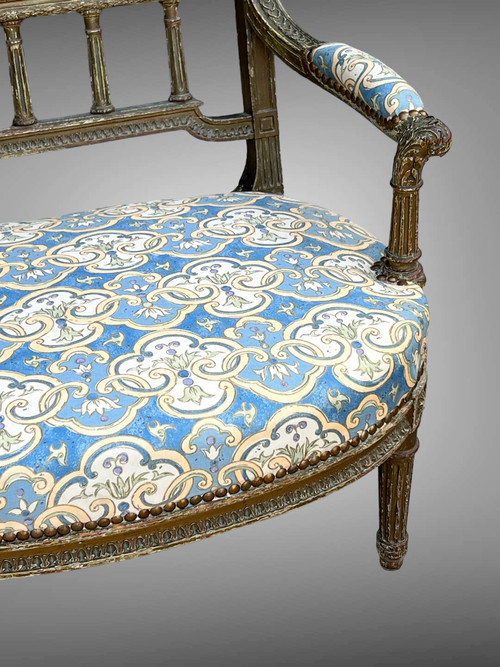 FAUTEUIL " DIT MARQUISE " DE STYLE LOUIS XVI EN BOIS PATINÉ ET SCULPTÉ DU XIXe