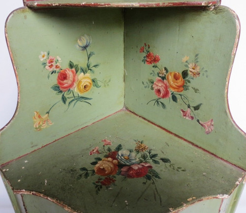 Encoignure murale style Louis XV, XIXe siècle.