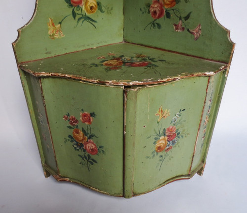 Encoignure murale style Louis XV, XIXe siècle.