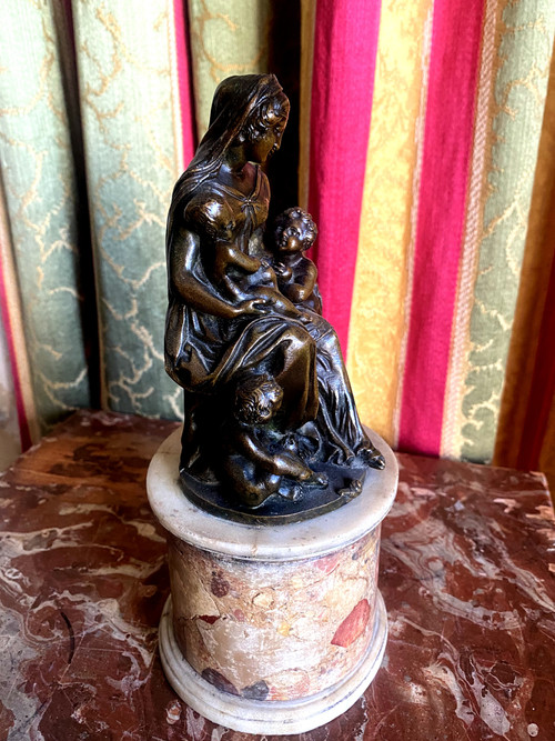 Maternità in bronzo patinato del XVIII secolo di altissima qualità, finemente cesellata su una base di breccia d'Aleppo.