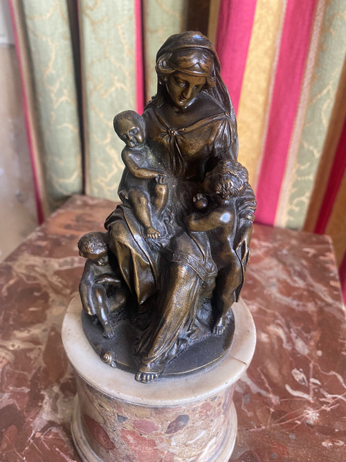 Maternità in bronzo patinato del XVIII secolo di altissima qualità, finemente cesellata su una base di breccia d'Aleppo.