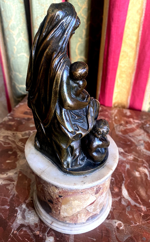 Maternità in bronzo patinato del XVIII secolo di altissima qualità, finemente cesellata su una base di breccia d'Aleppo.