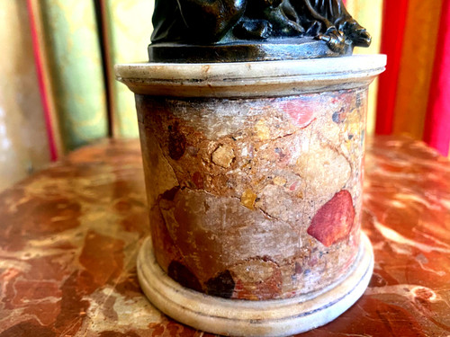 Maternità in bronzo patinato del XVIII secolo di altissima qualità, finemente cesellata su una base di breccia d'Aleppo.