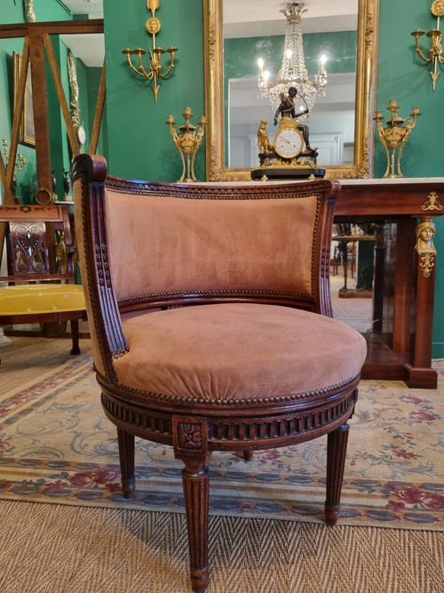 Canabas, breiter halbkreisförmiger Drehsessel aus der Louis-XVI-Zeit.
