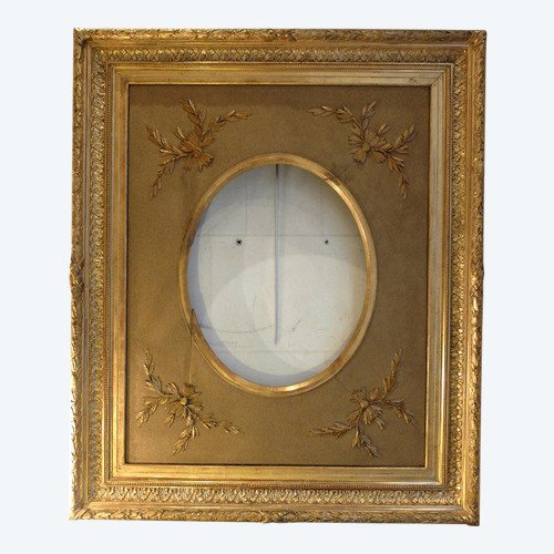 Large oval frame in wood and gilded stucco