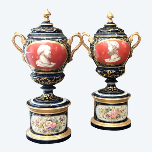 Pair of important covered porcelain vases - 19th century