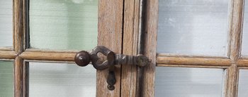 Une Fenêtre cintrée ancienne d'époque XVIIIème vitrages anciens Porte Boiserie