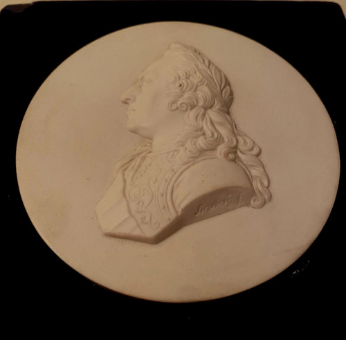Die Medaille aus hartem Sèvres-Porzellan von König Ludwig XV. ist auf dem schwarzen Samtdisplay signiert
