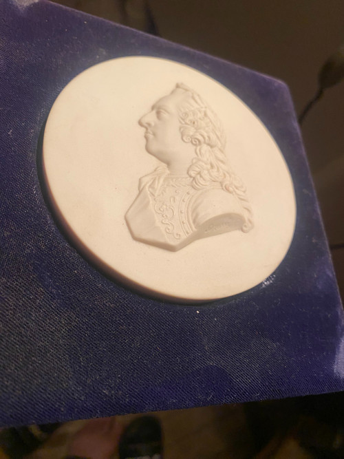 Die Medaille aus hartem Sèvres-Porzellan von König Ludwig XV. ist auf dem schwarzen Samtdisplay signiert