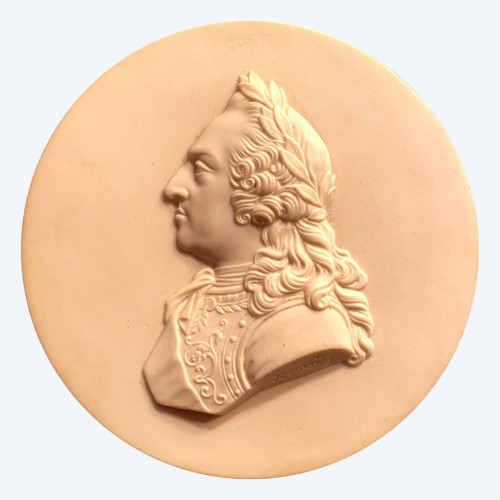 Die Medaille aus hartem Sèvres-Porzellan von König Ludwig XV. ist auf dem schwarzen Samtdisplay signiert