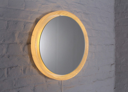 Round Illuminated Plexiglass Mirror.