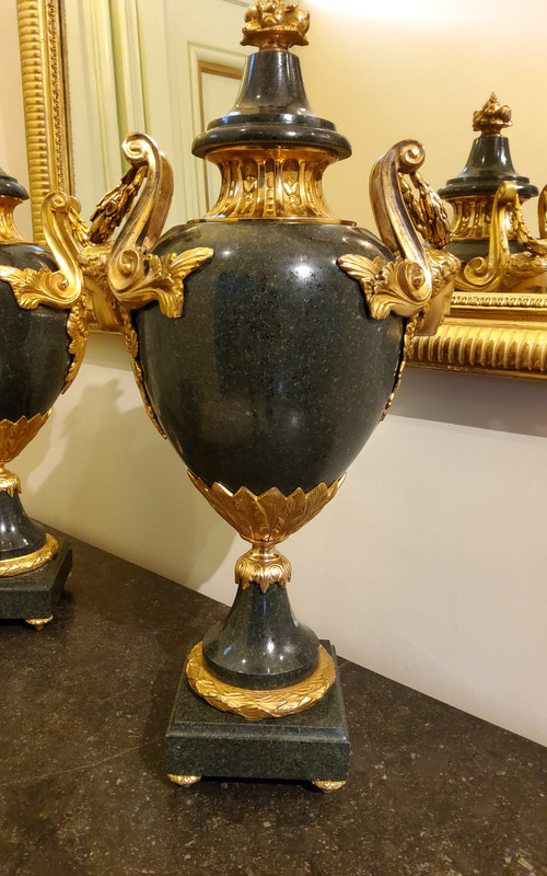 Paar dekorative Ziervasen aus antikgrünem Granit und vergoldeter Bronze im Stil des 18. Jahrhunderts