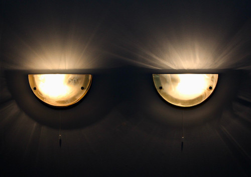 Paire D’appliques ‘demi-lune’ En Laiton Et Verre.