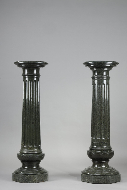 Deux Importantes Colonnes en marbre vert à cannelures