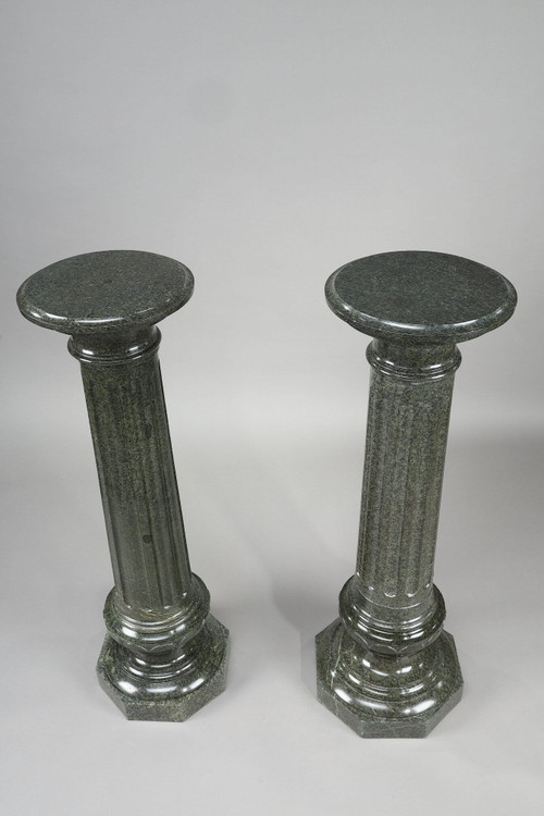 Deux Importantes Colonnes en marbre vert à cannelures