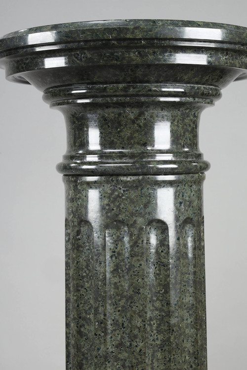 Deux Importantes Colonnes en marbre vert à cannelures