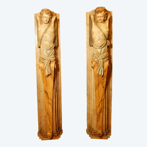Importante paire d'anges sculptés en gaine.