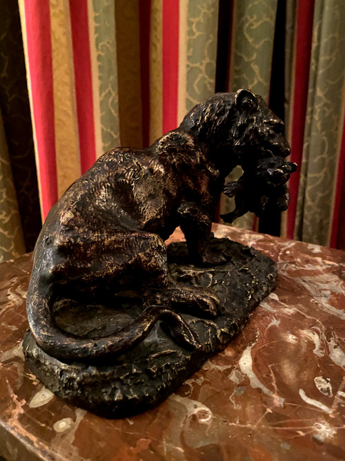 Bronzo animale di madre leonessa che porta in bocca la sua prole, XIX secolo