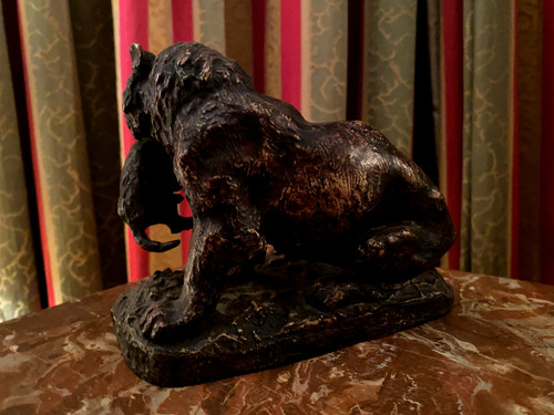 Bronzo animale di madre leonessa che porta in bocca la sua prole, XIX secolo