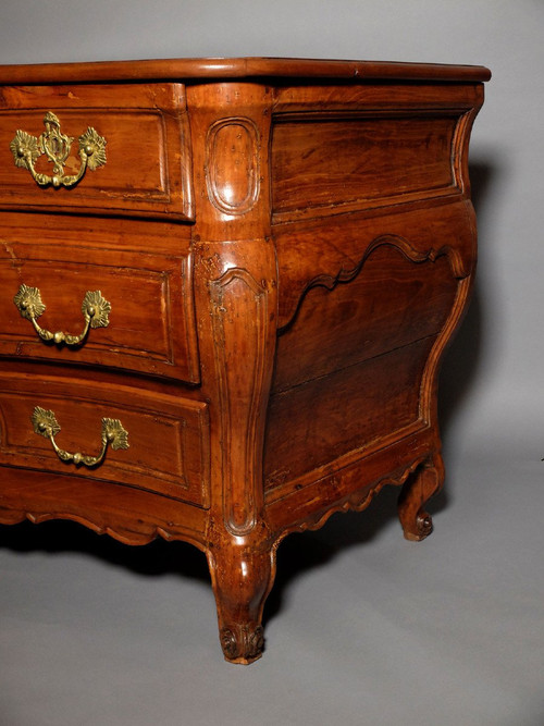 Bordeaux chest of drawers from the Louis XV period