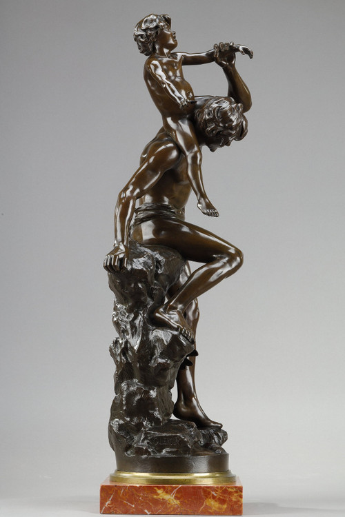 Bronzo con patina marrone raffigurante un Uomo che porta un bambino sulla schiena, di Gaston Leroux (1854-1942)