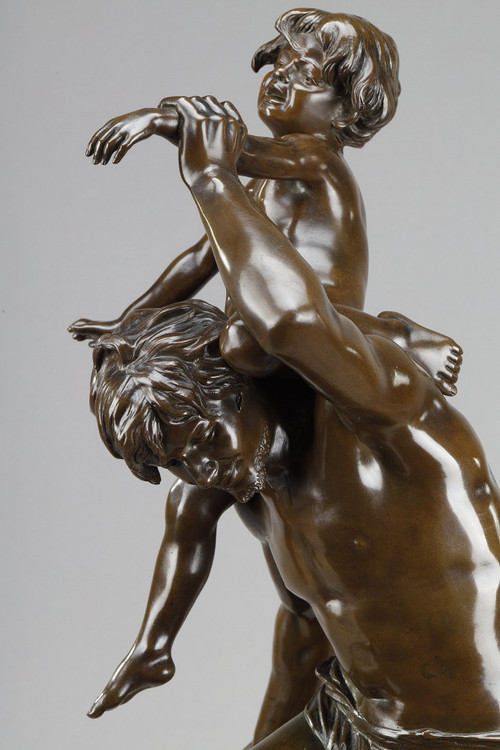 Bronzo con patina marrone raffigurante un Uomo che porta un bambino sulla schiena, di Gaston Leroux (1854-1942)
