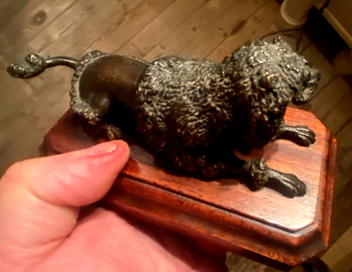 Königspudel aus patinierter Bronze auf einem Sockel aus Edelholz mit Löwenfrisur Schwefelaugen XIX.