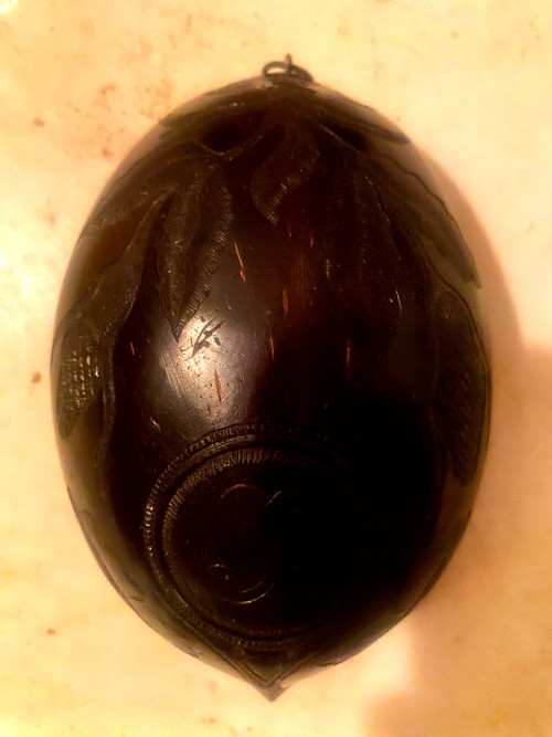 Demi-noix de coco  finement sculptée début XIXème , travail de força ou de ponton marine