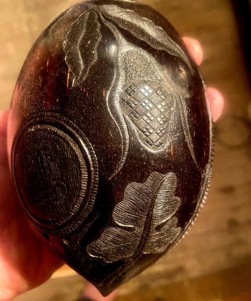 Demi-noix de coco  finement sculptée début XIXème , travail de força ou de ponton marine