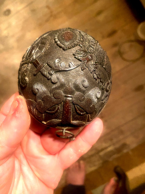 Demi-noix de coco  finement sculptée début XIXème , travail de força ou de ponton marine