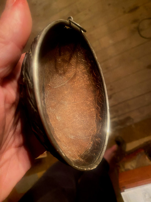 Demi-noix de coco  finement sculptée début XIXème , travail de força ou de ponton marine