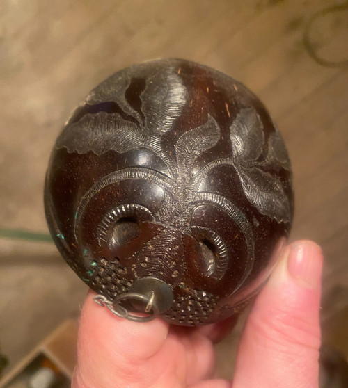 Demi-noix de coco  finement sculptée début XIXème , travail de força ou de ponton marine