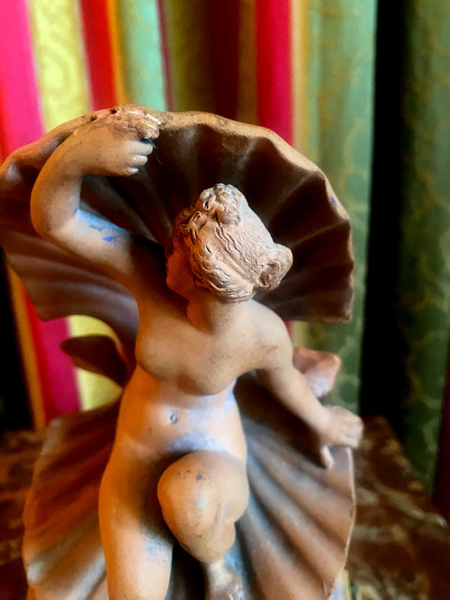 Venere con conchiglia circondata da delfini in terracotta del primo Novecento su base in marmo toscano perlato