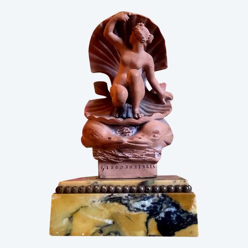 Venere con conchiglia circondata da delfini in terracotta del primo Novecento su base in marmo toscano perlato