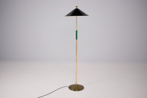 Modernistische neigbare Stehleuchte.