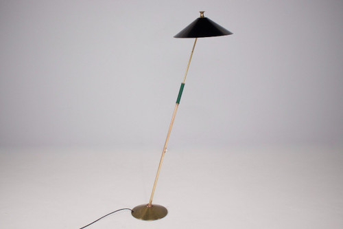 Modernistische neigbare Stehleuchte.