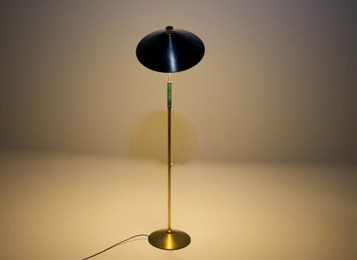 Modernistische neigbare Stehleuchte.