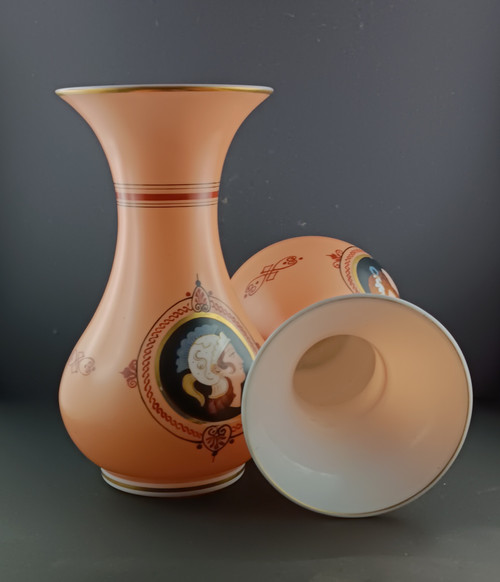 paire de vase en opaline décors a l antique XIXe