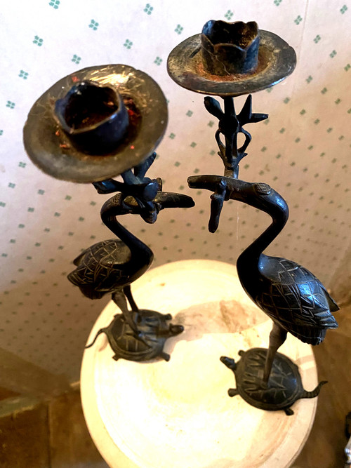 Paire de bougeoirs  en bronze patiné vert sombre à bobêches articulées dans le bec d'un héron posé sur une tortue époque 19ème Japonais