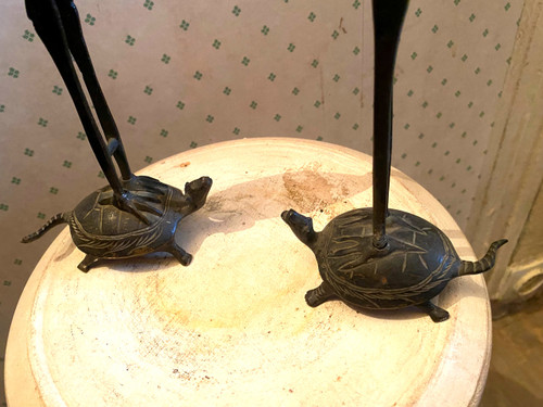 Paire de bougeoirs  en bronze patiné vert sombre à bobêches articulées dans le bec d'un héron posé sur une tortue époque 19ème Japonais