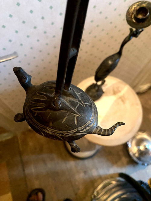 Paire de bougeoirs  en bronze patiné vert sombre à bobêches articulées dans le bec d'un héron posé sur une tortue époque 19ème Japonais