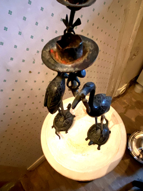 Paire de bougeoirs  en bronze patiné vert sombre à bobêches articulées dans le bec d'un héron posé sur une tortue époque 19ème Japonais